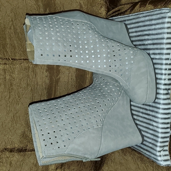 Michael Antonio cream cutout booties - Picture 5 of 9